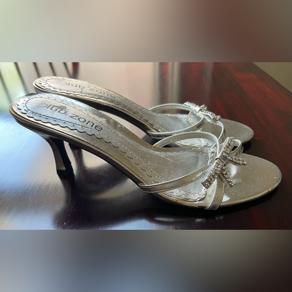 Club Zone Silver Bow Rhinestone Sandals Size 6